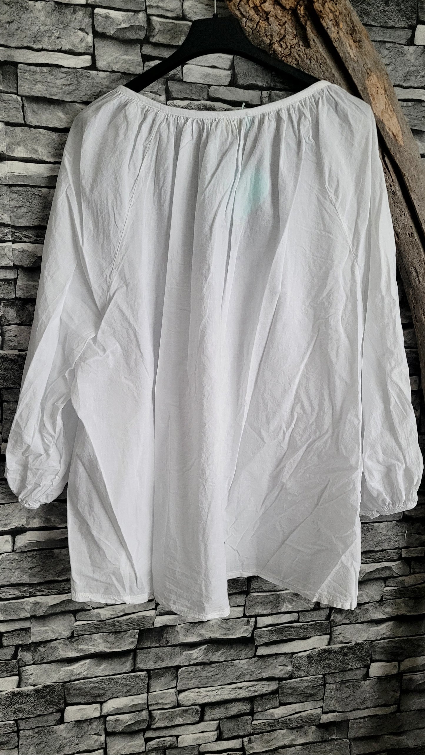 🍒 Blouse Bohème à Broderies et Sequins – Blanc
Style : Boho-chic décontracté.