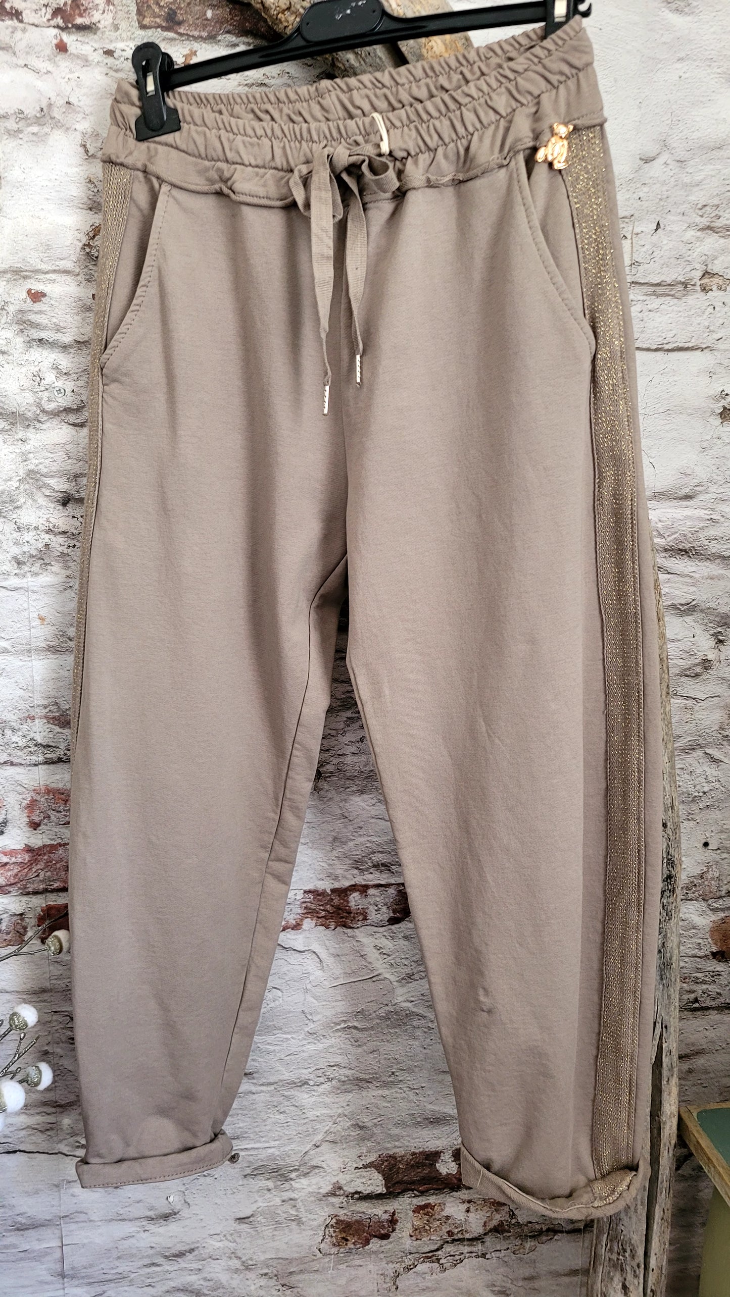 🌺 Pantalon Jogging taupe Sport-Chic avec Bande Pailletée