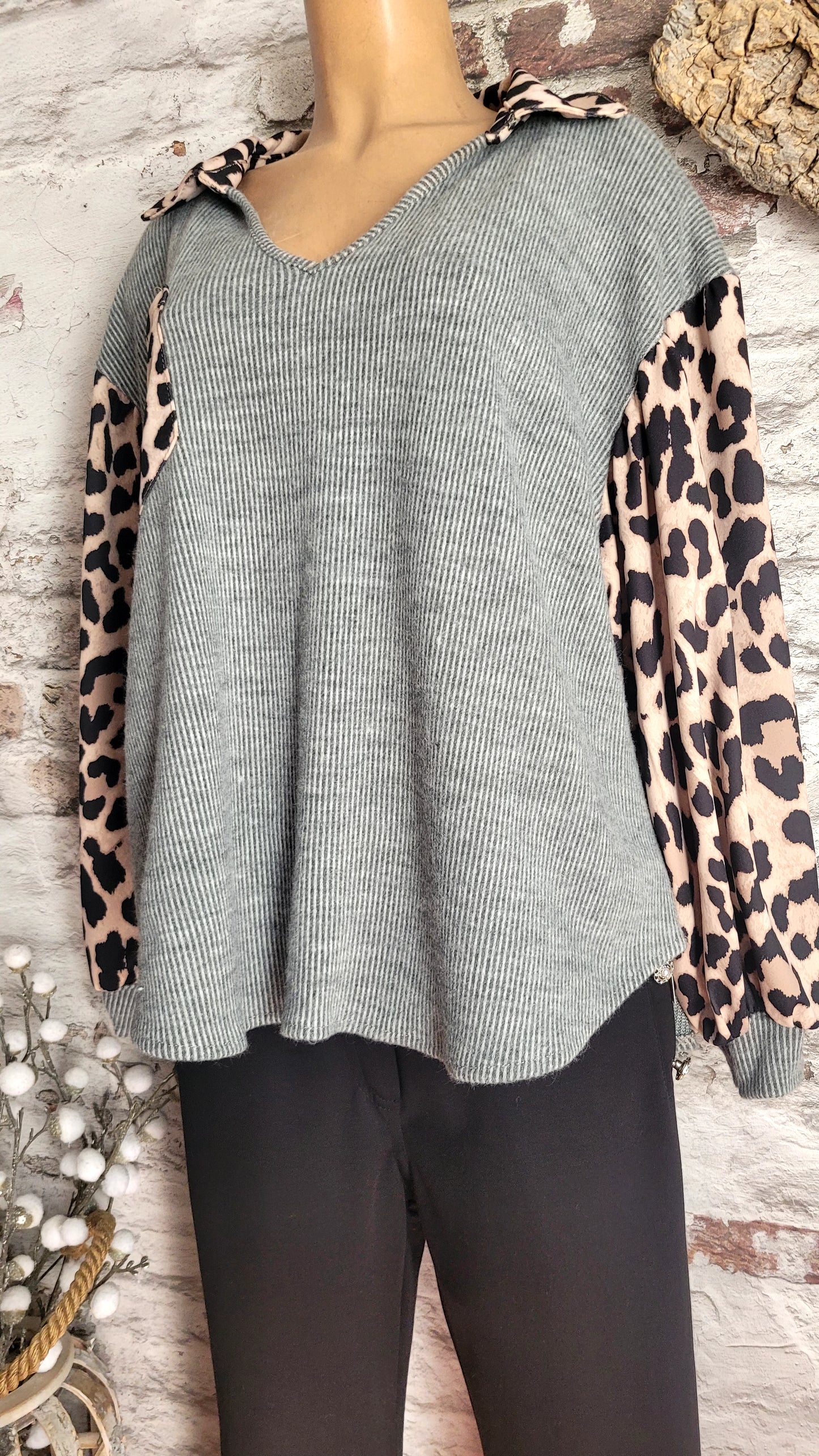 🖤 Pull col V à détails léopard