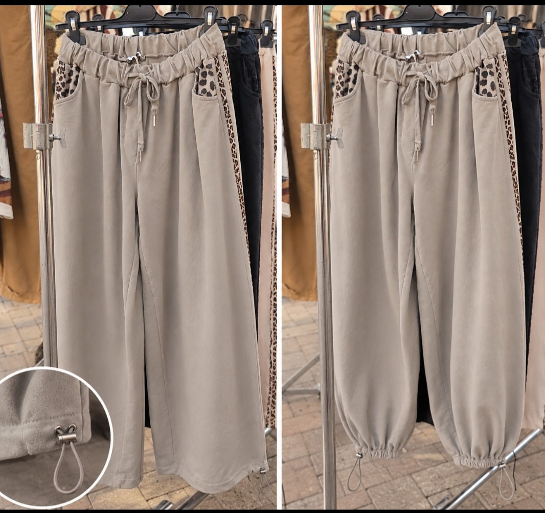 Pantalon bohème chic à bandes léopard – Bas ajustable couleur taupe