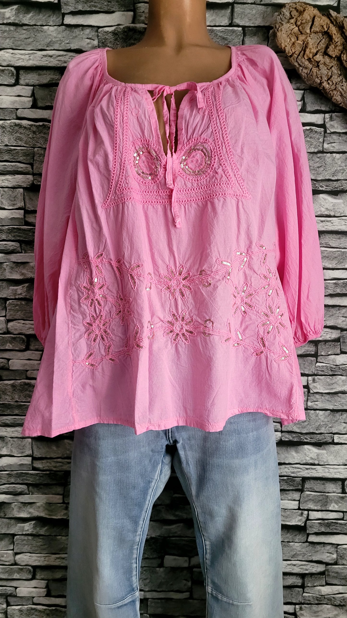 🍒 Blouse Bohème à Broderies et Sequins – rose
Style : Boho-chic décontracté.