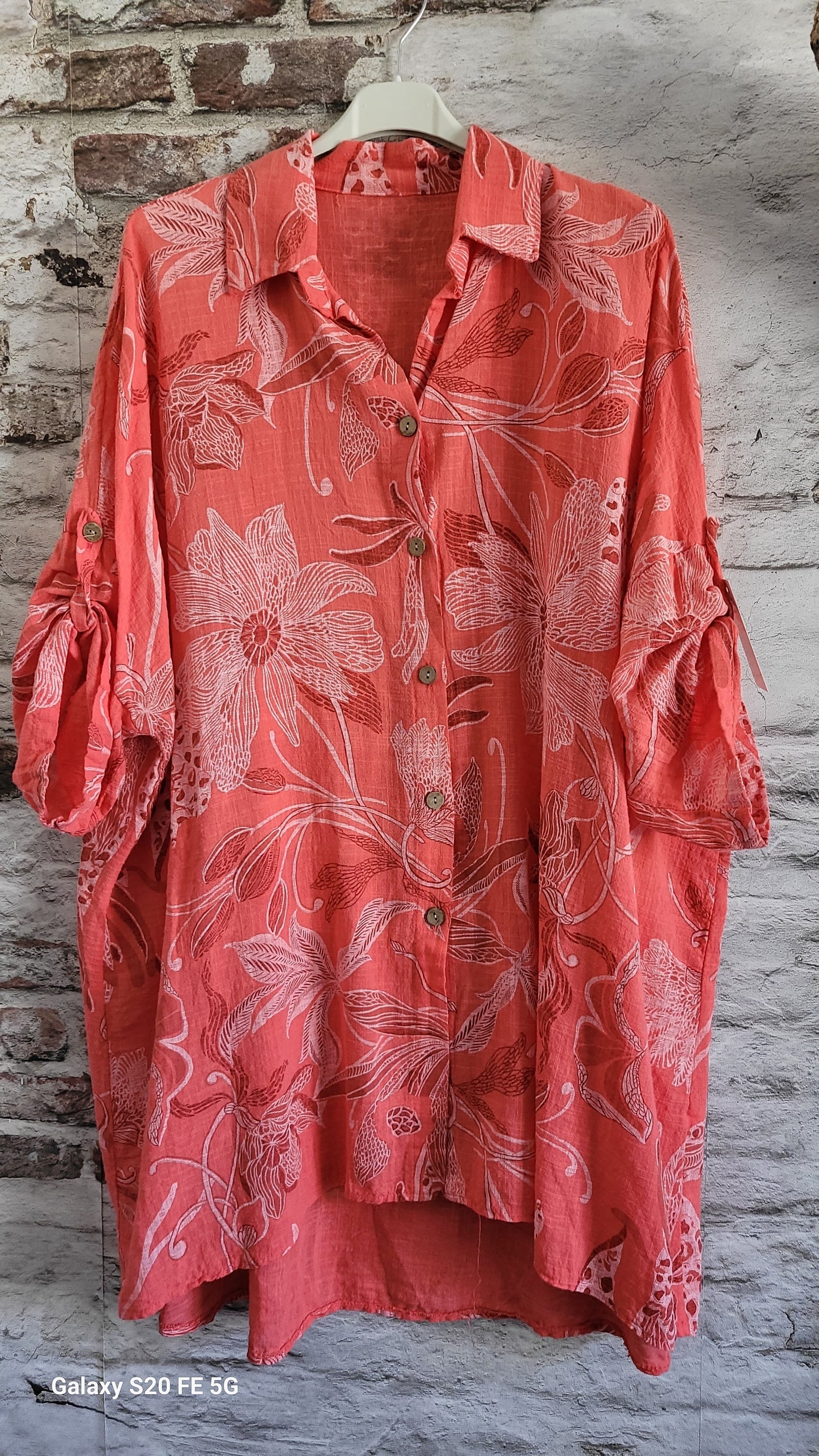 🌸 Mid-length floral shirt