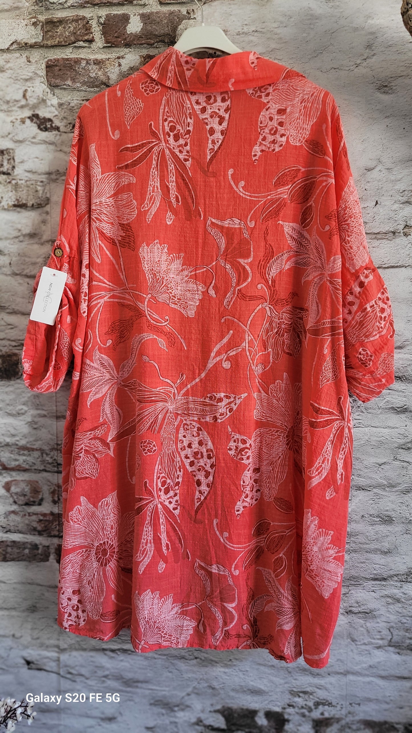 🌸 Mid-length floral shirt