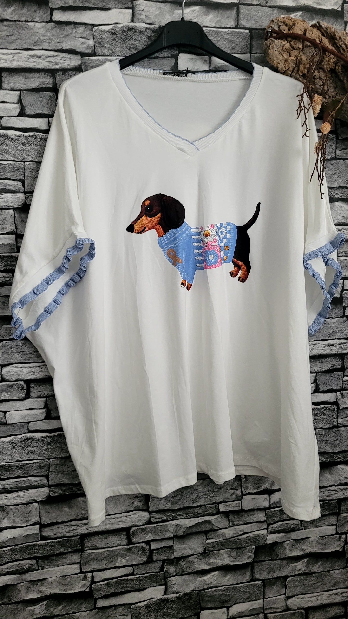 💙T-shirt Teckel à Pull – Blanc & Bleu Ciel