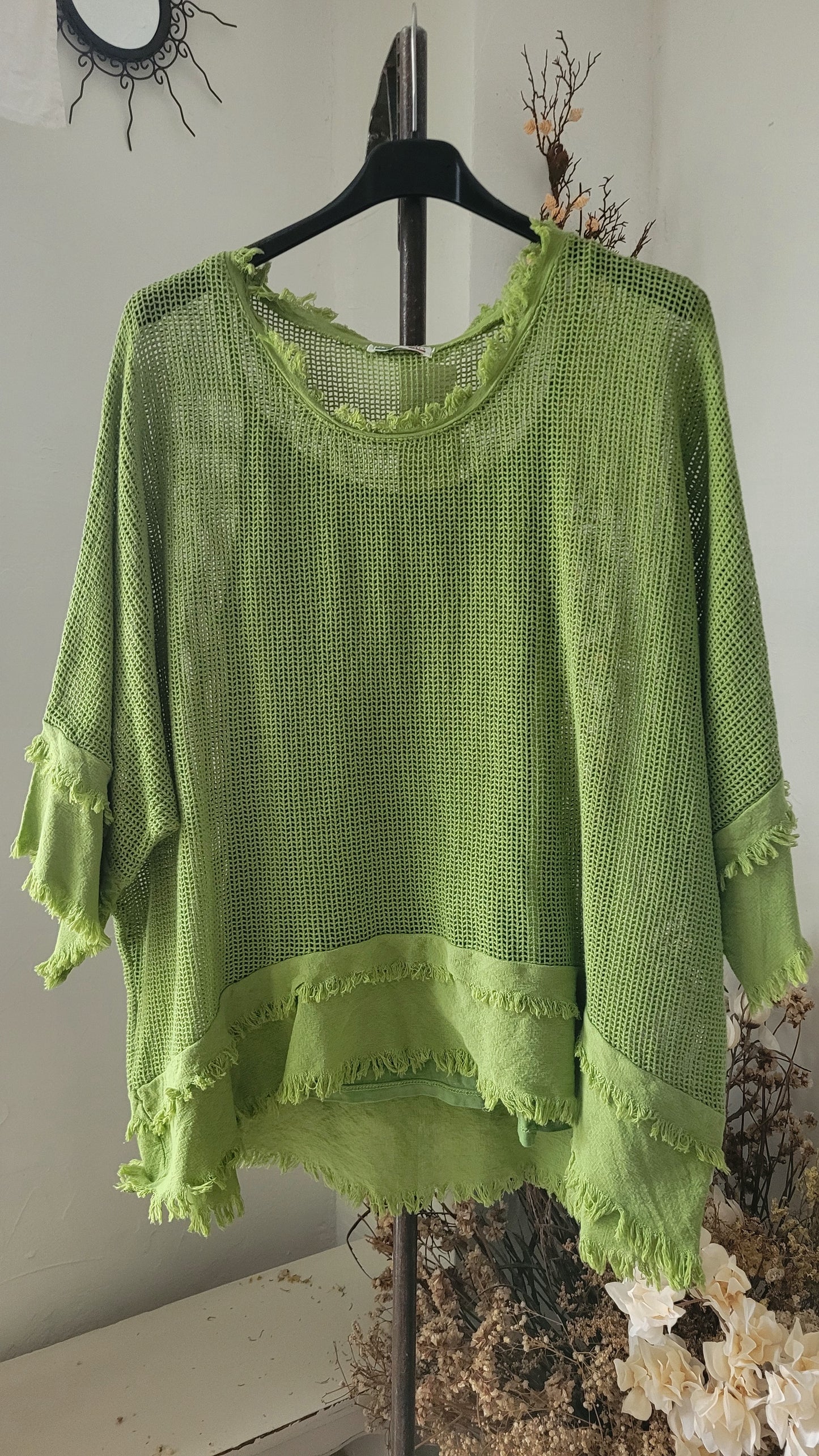 🍀 Top en Maille Ajourée & Franges – Vert Anis