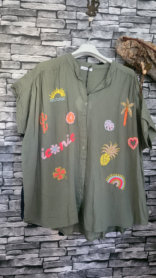 🍀 Chemise estivale à broderies colorées »