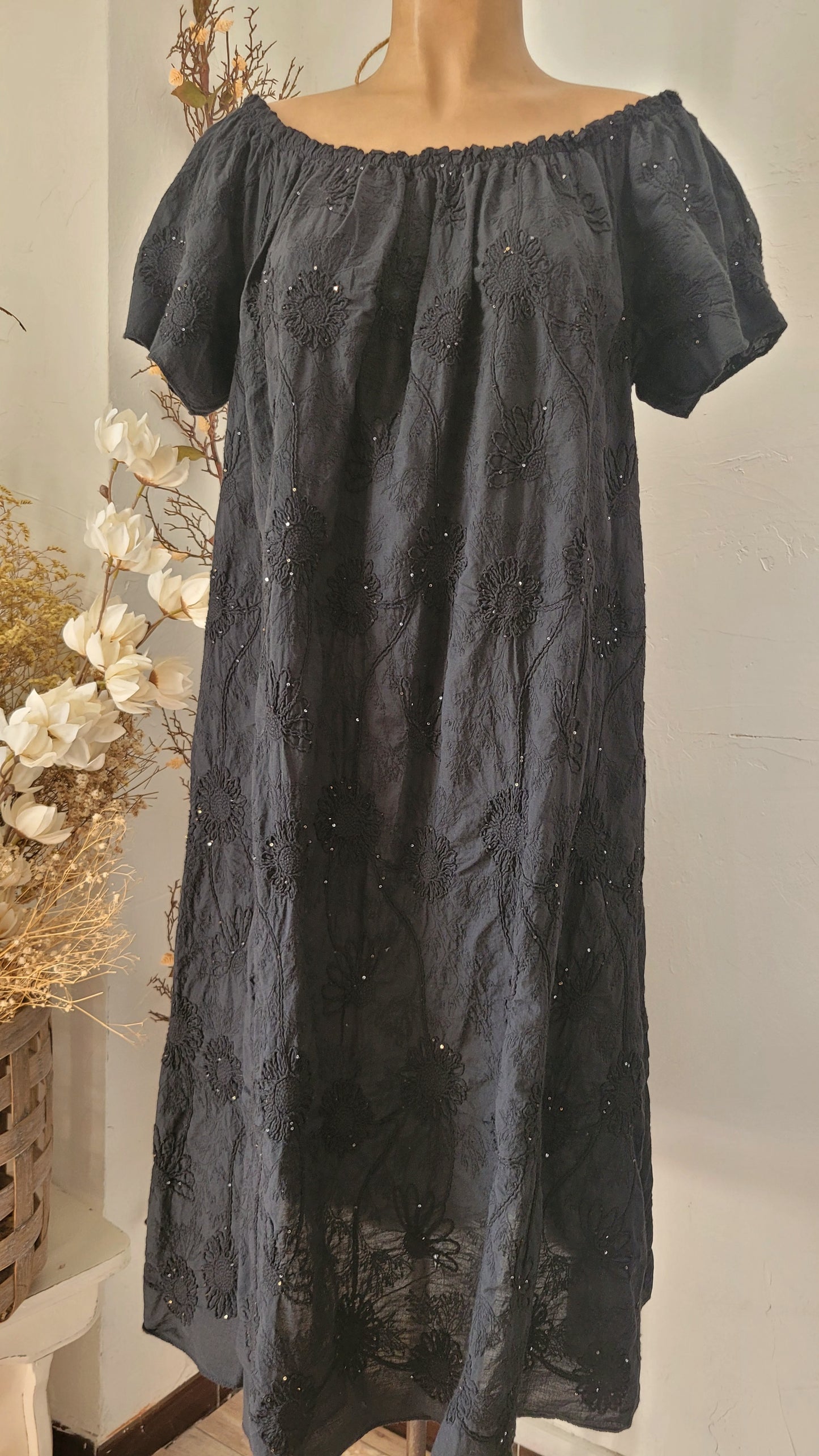 🌺 Robe Bohème Chic en Coton Brodé – Noir Intense