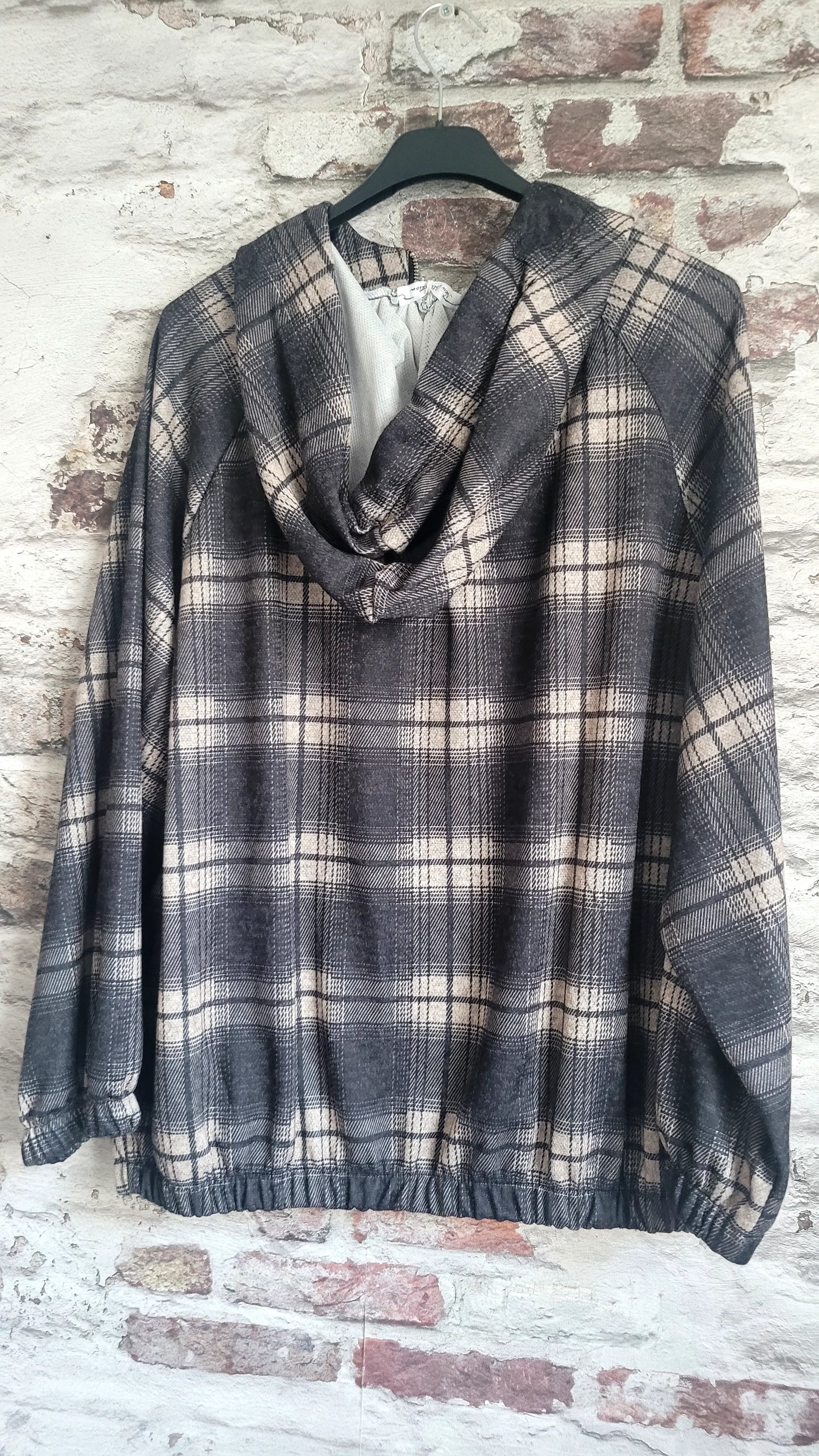 veste légère à carreaux noirs et beiges, au style bohème chic !