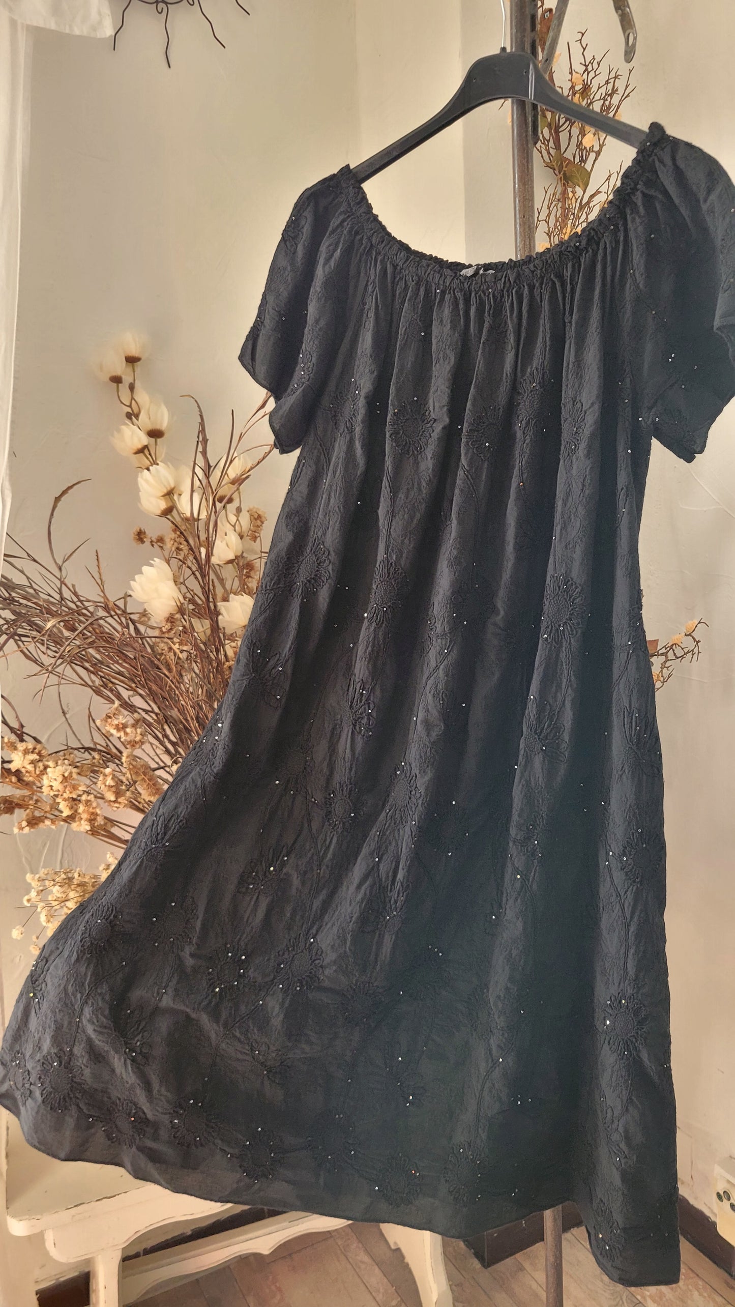 🌺 Robe Bohème Chic en Coton Brodé – Noir Intense