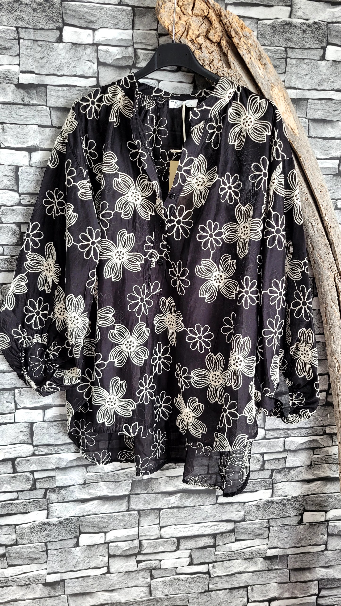 🌸 Blouse Bohème Chic à Broderies Florales – Noir & Écru