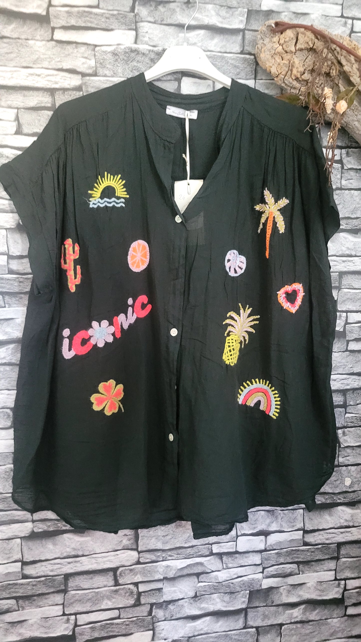 🍀 Chemise estivale à broderies colorées »