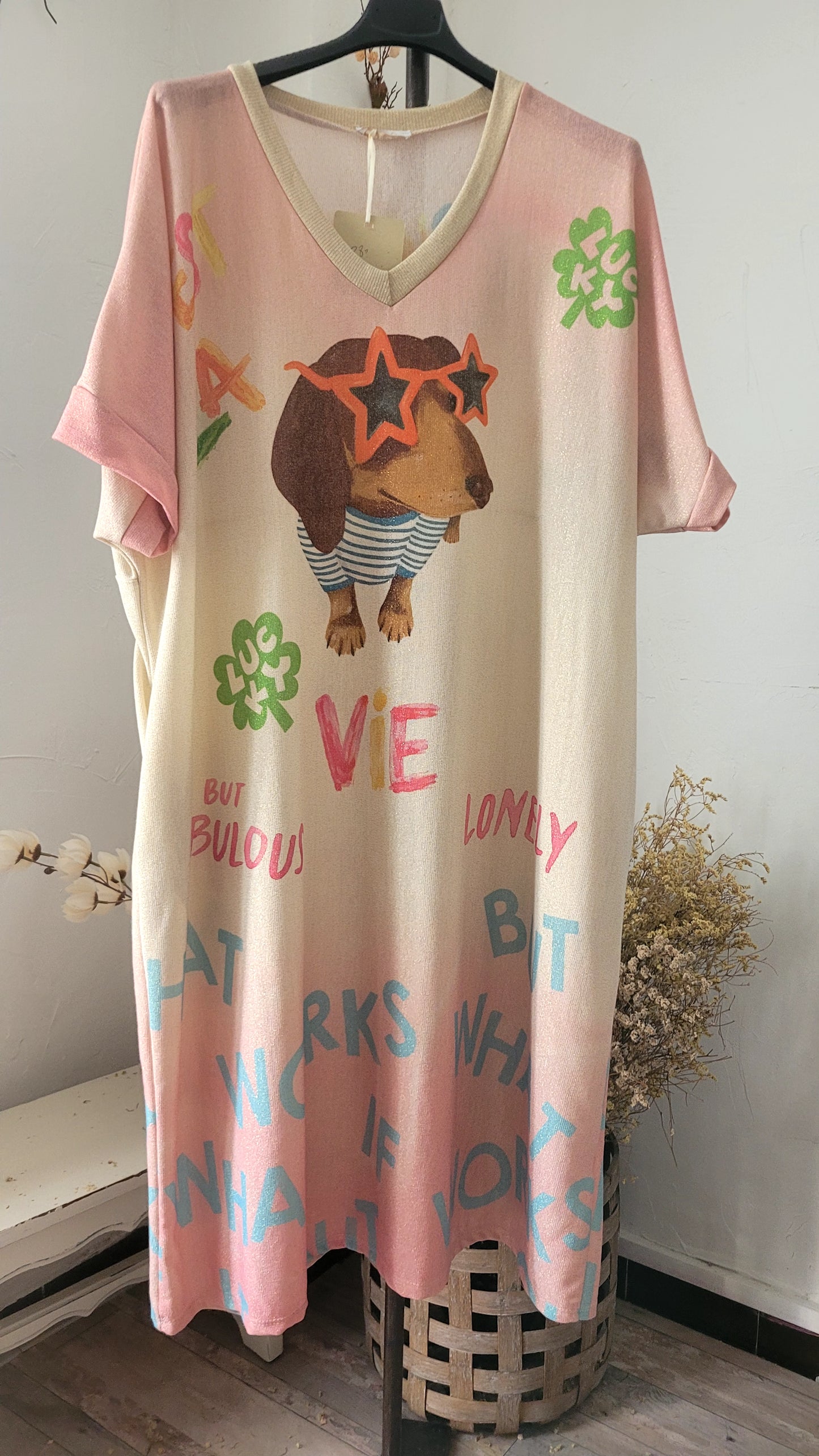 🎀 La Robe Longue "Dog Pop-Art" : Le confort bohème rencontre l'audace pop