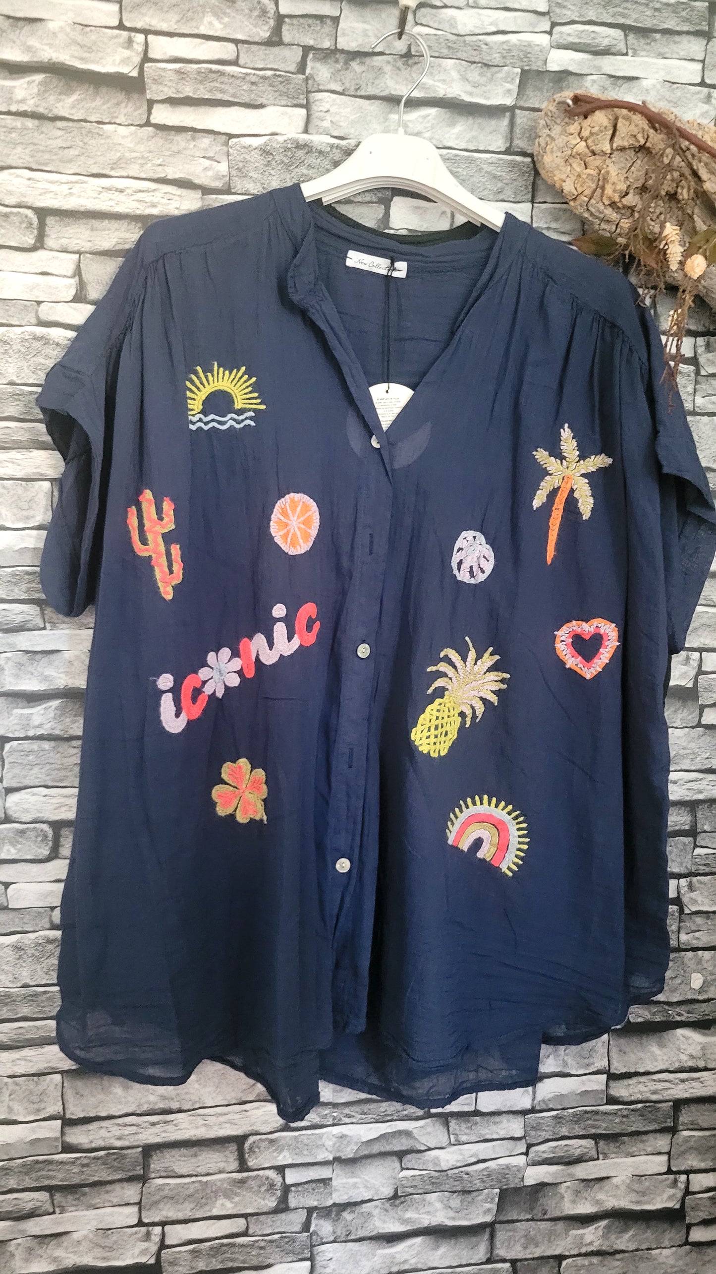 🍀 Chemise marine estivale à broderies colorées »