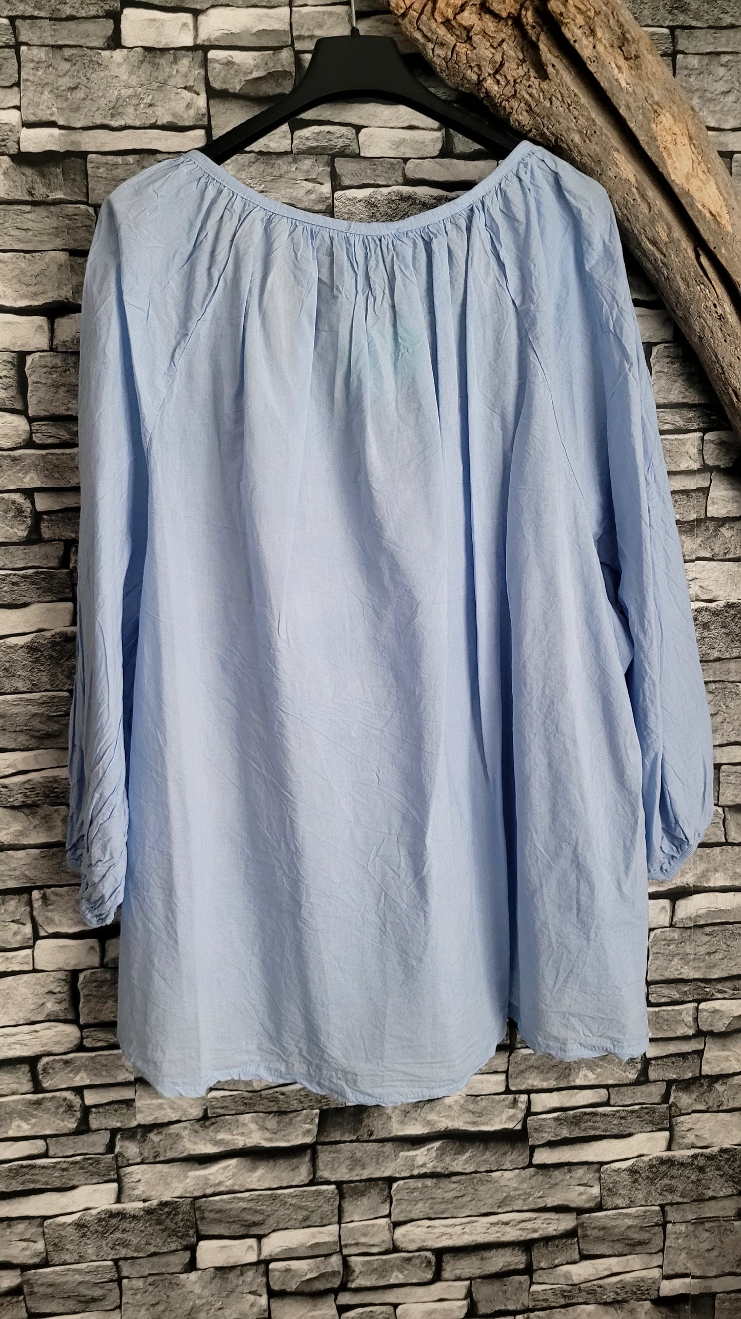 🍒 Blouse Bohème à Broderies et Sequins – Bleu clair
Style : Boho-chic décontracté.