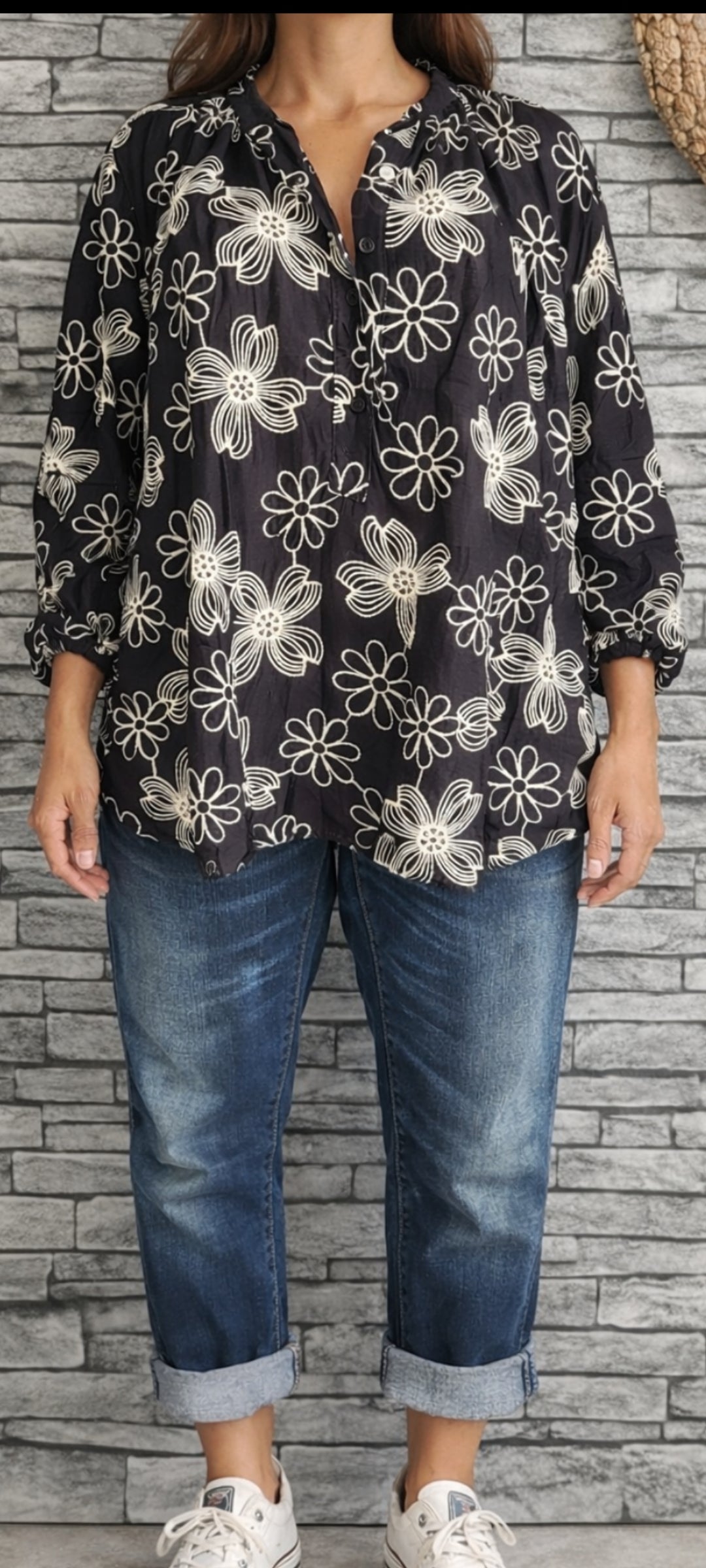 🌸 Blouse Bohème Chic à Broderies Florales – Noir & Écru
