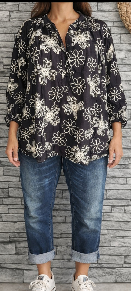 🌸 Blouse Bohème Chic à Broderies Florales – Noir & Écru