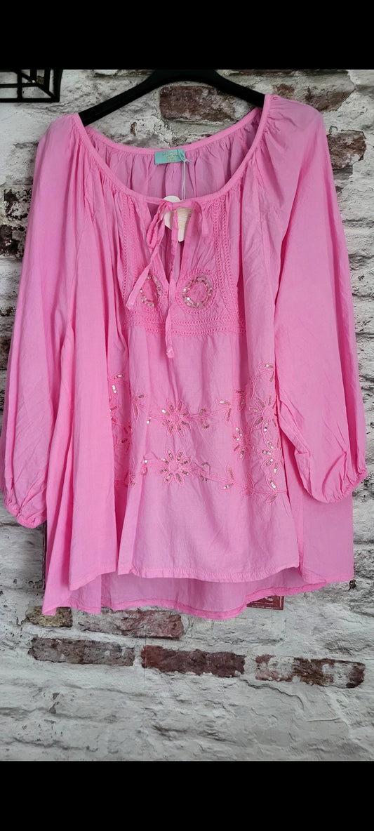 🍒 Blouse Bohème à Broderies et Sequins – rose
Style : Boho-chic décontracté.