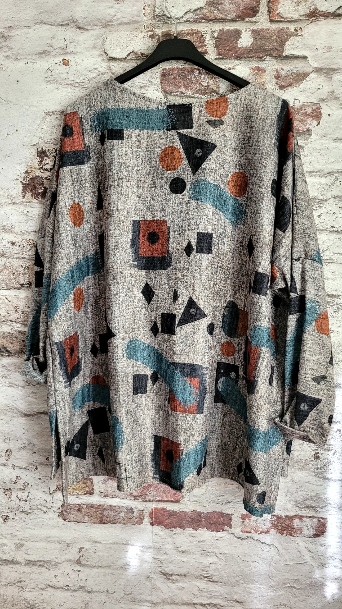 pull léger et original, avec son grand motif chat