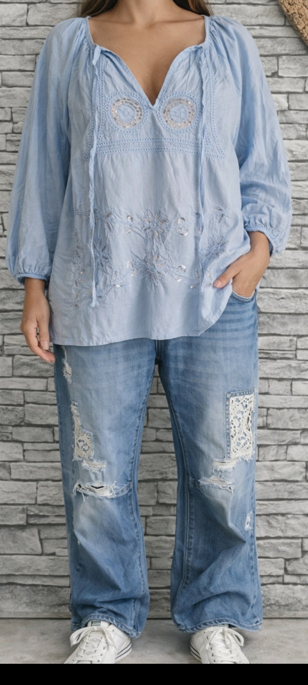 🍒 Blouse Bohème à Broderies et Sequins – Bleu clair
Style : Boho-chic décontracté.