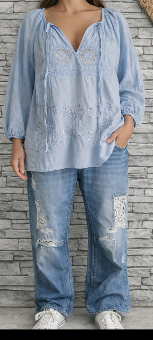 🍒 Blouse Bohème à Broderies et Sequins – Bleu clair
Style : Boho-chic décontracté.
