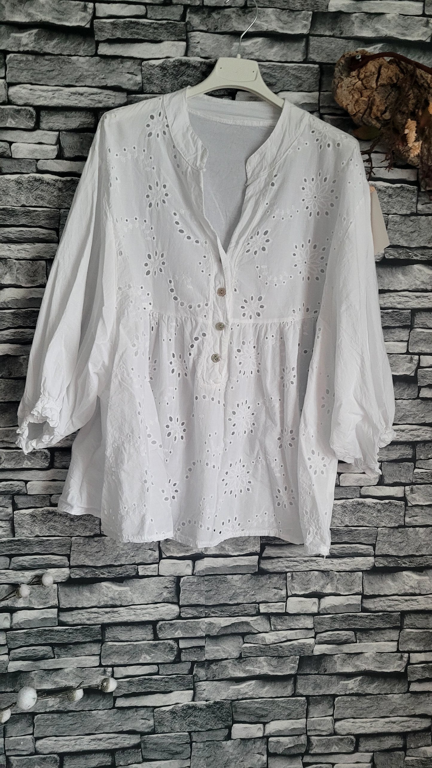 🎀 Blouse Bohème en Broderie Anglaise – Blanc Pur