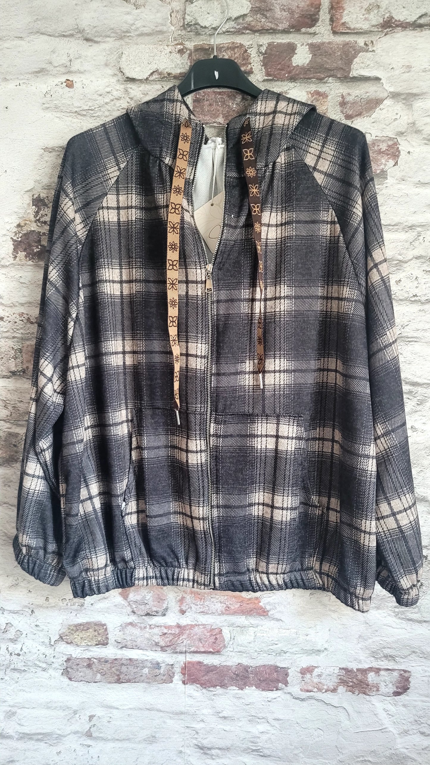 veste légère à carreaux noirs et beiges, au style bohème chic !