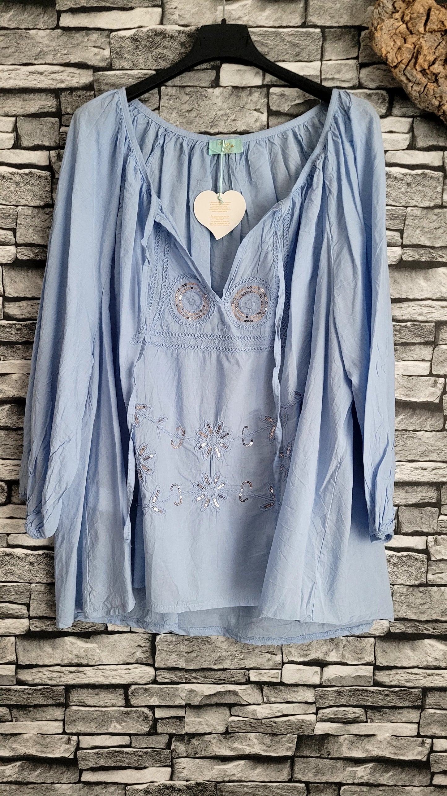 🍒 Blouse Bohème à Broderies et Sequins – Bleu clair
Style : Boho-chic décontracté.