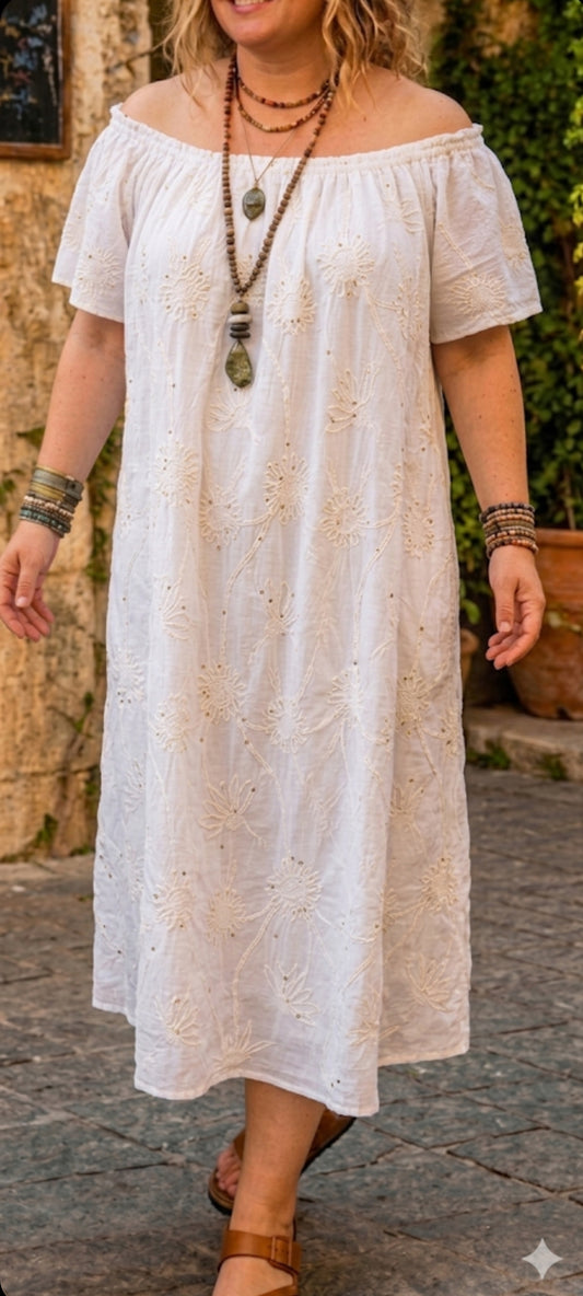 🌺 Robe Bohème Chic en Coton Brodé – blanche