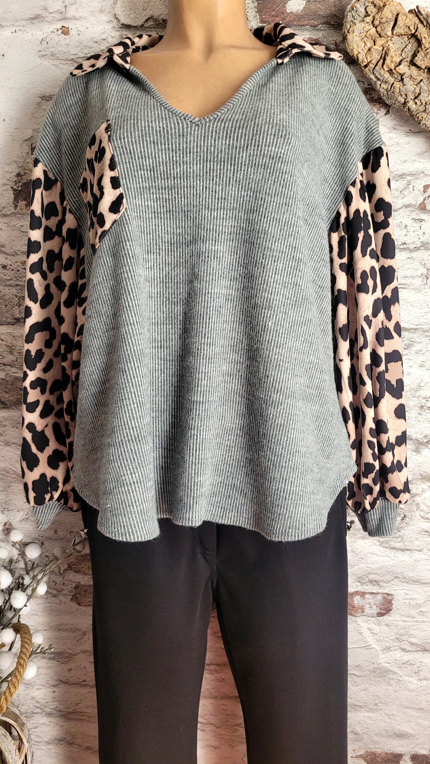 🖤 Pull col V à détails léopard