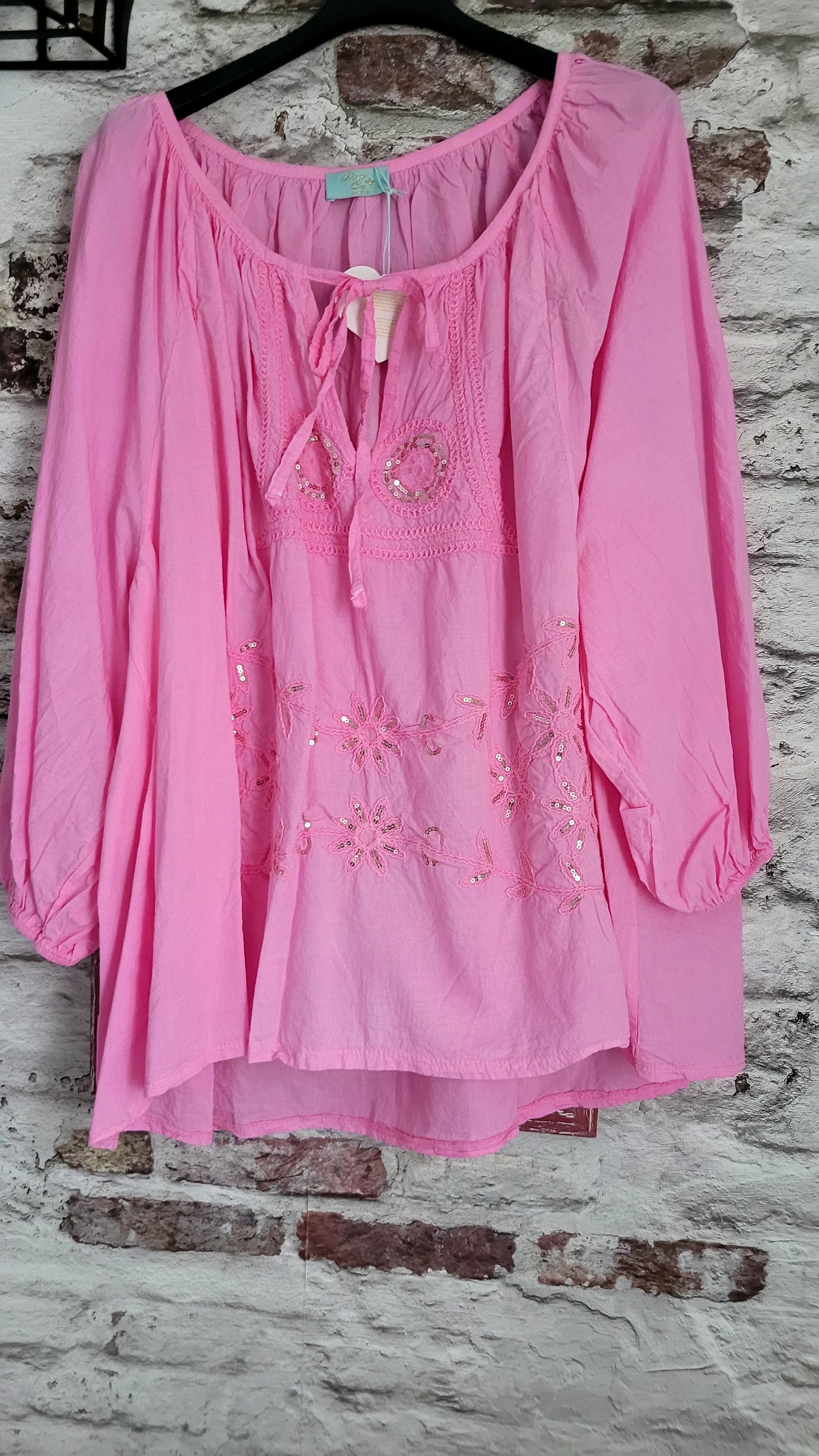 🍒 Blouse Bohème à Broderies et Sequins – rose
Style : Boho-chic décontracté.