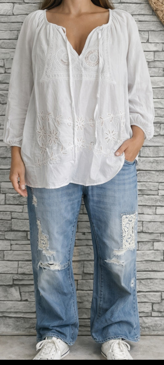 🍒 Blouse Bohème à Broderies et Sequins – Blanc
Style : Boho-chic décontracté.