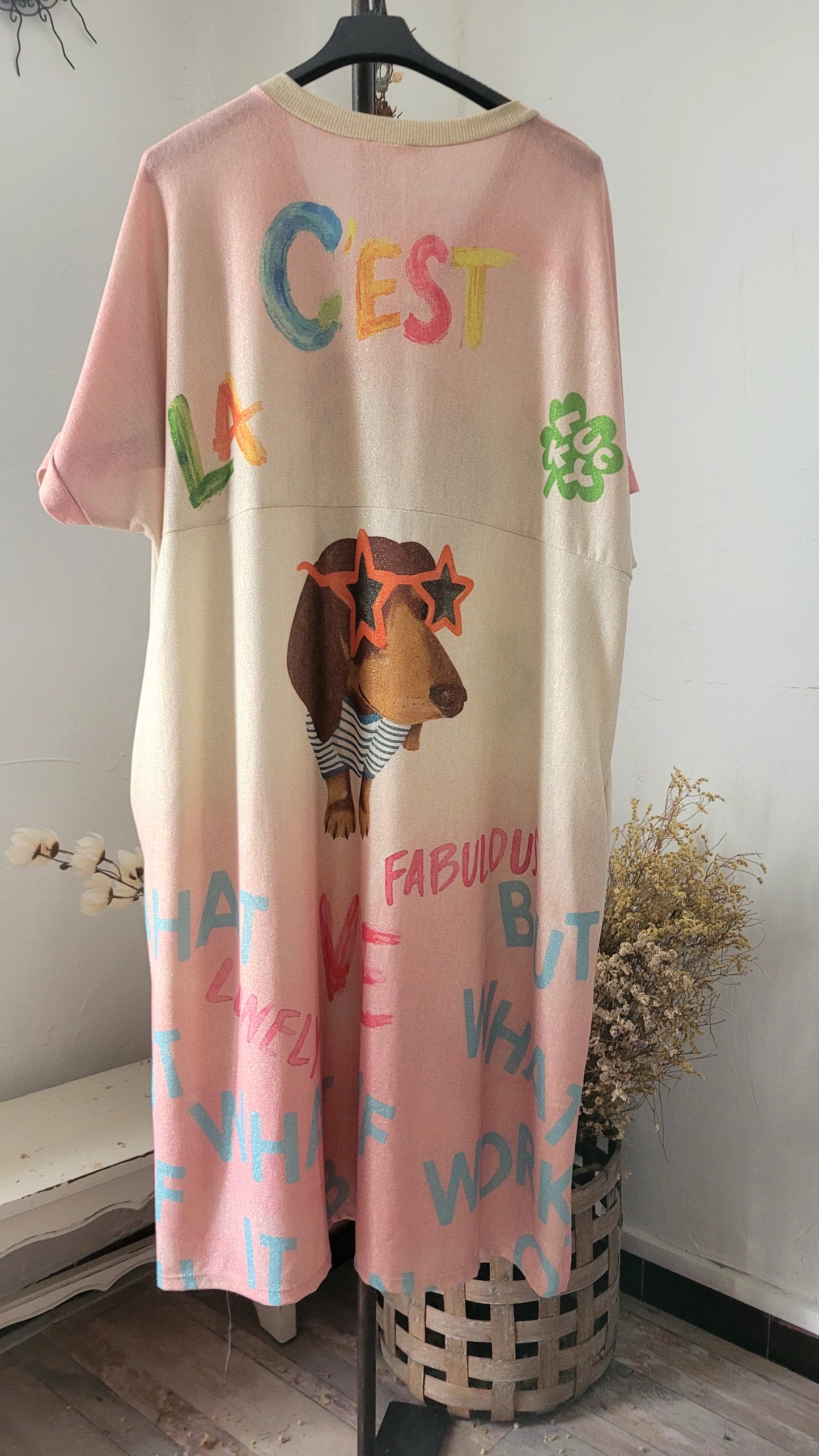 🎀 La Robe Longue "Dog Pop-Art" : Le confort bohème rencontre l'audace pop