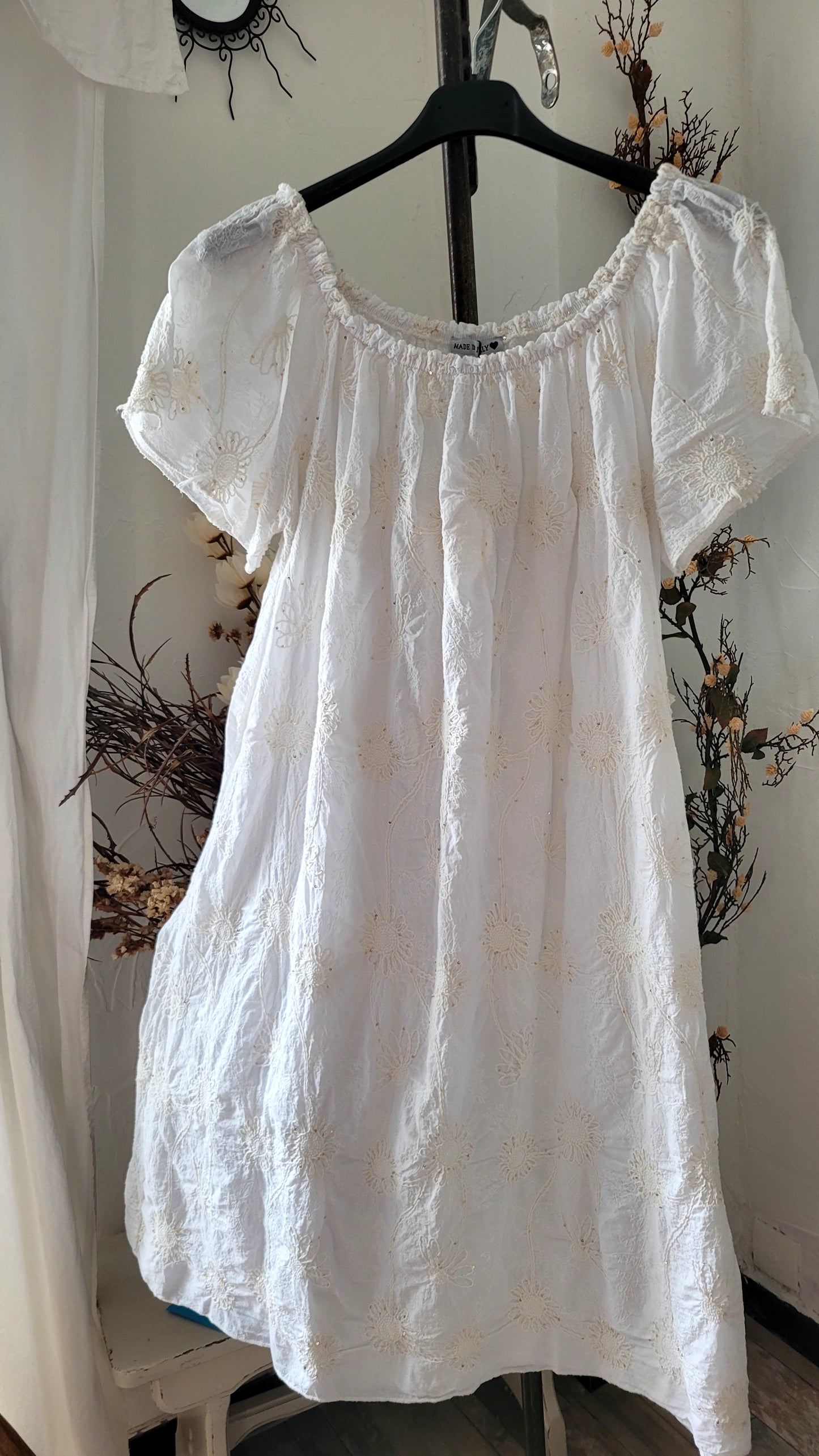 🌺 Robe Bohème Chic en Coton Brodé – blanche