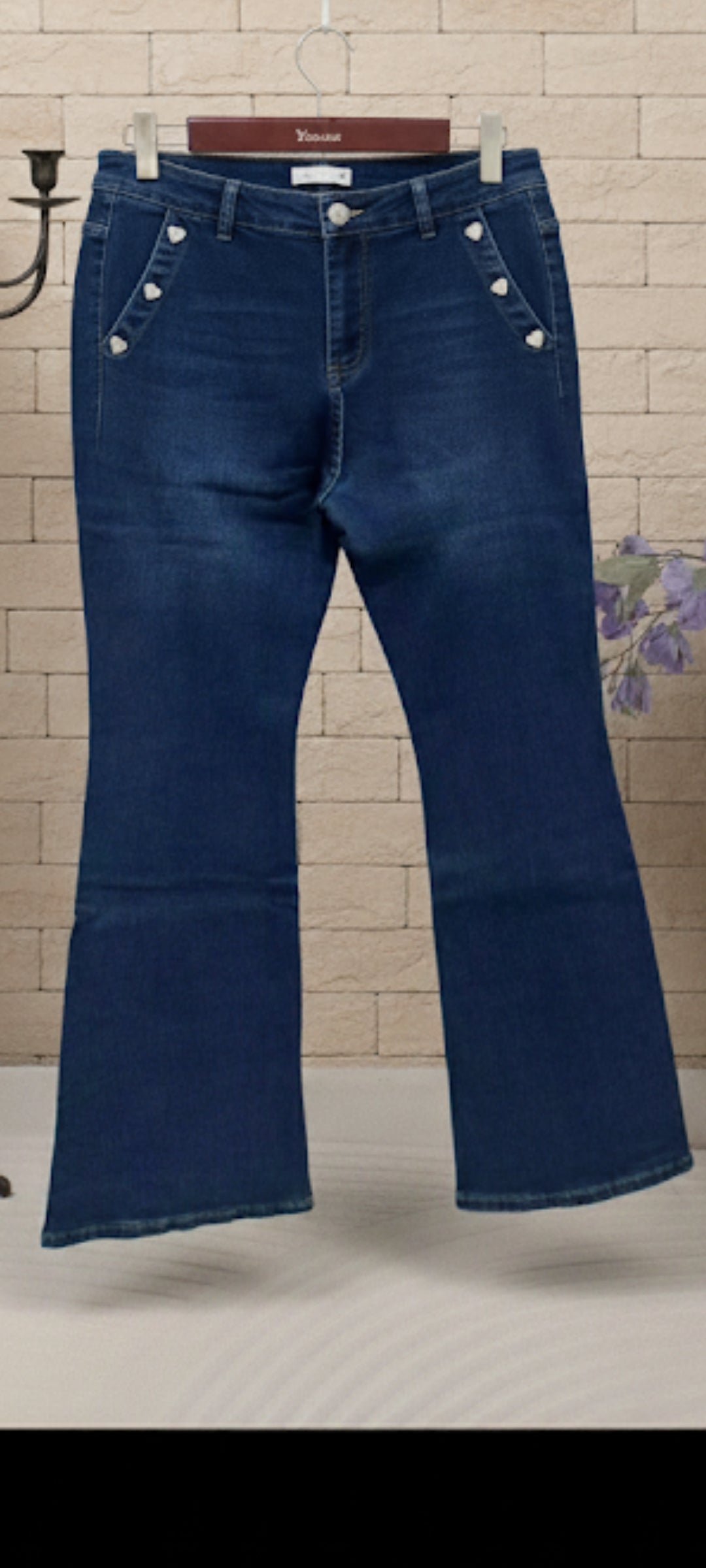 🌺 Jean Denim Taille Haute Bootcut avec Boutons Cœur Décoratifs