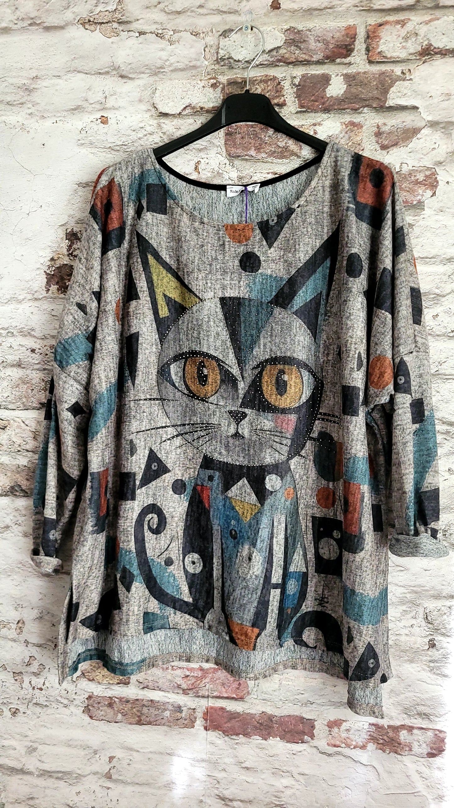 pull léger et original, avec son grand motif chat