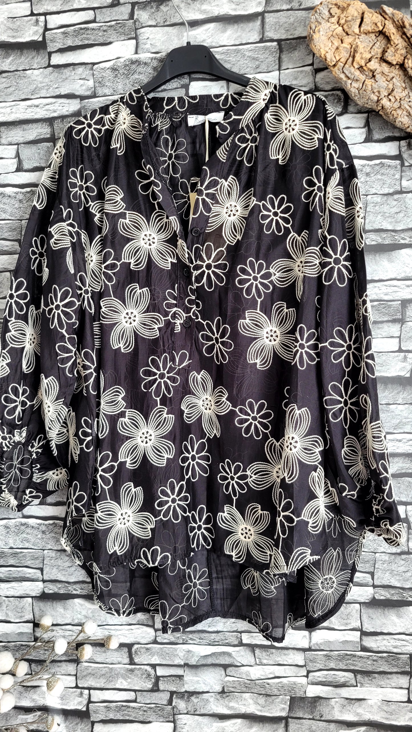 🌸 Blouse Bohème Chic à Broderies Florales – Noir & Écru