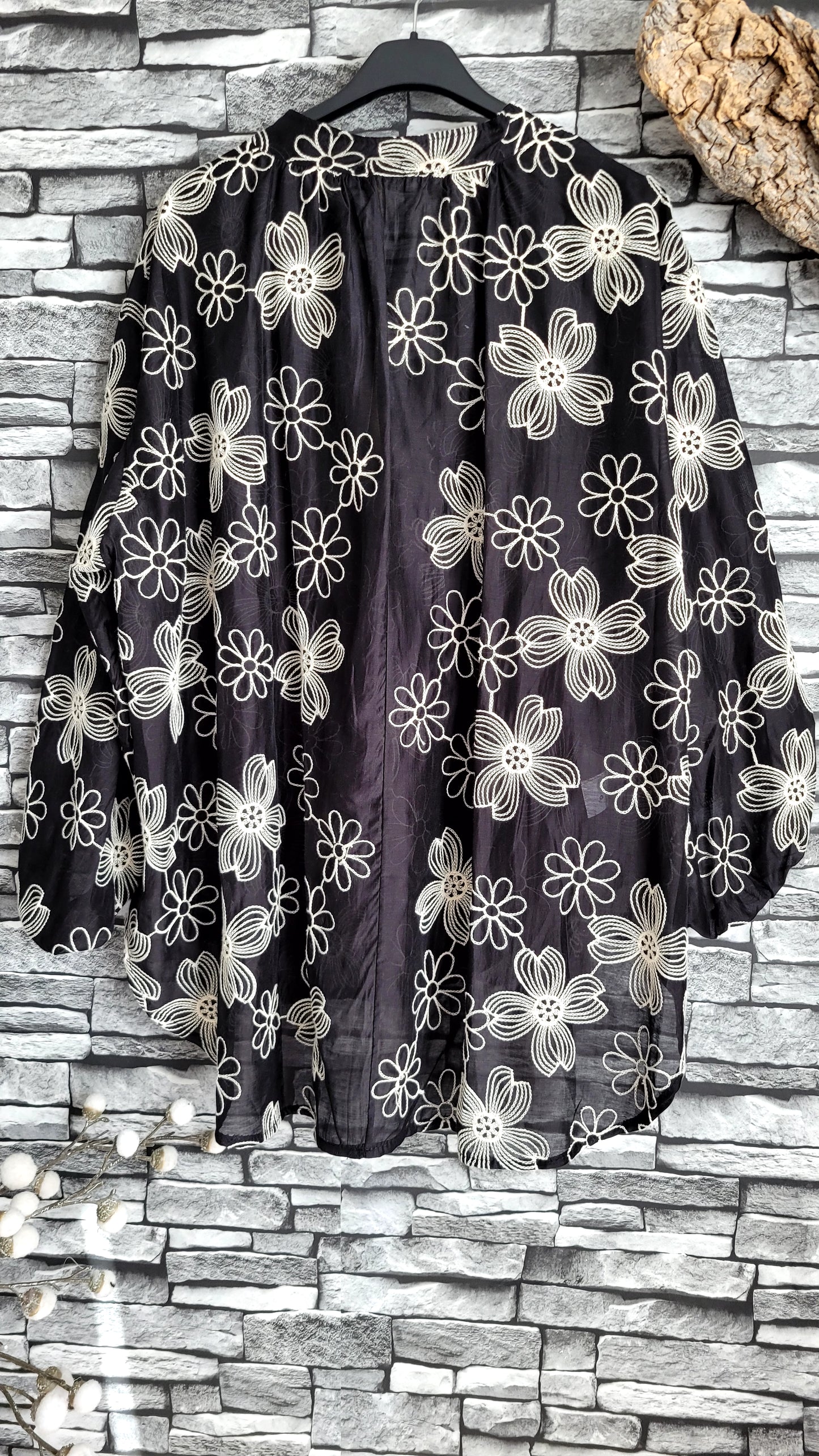 🌸 Blouse Bohème Chic à Broderies Florales – Noir & Écru