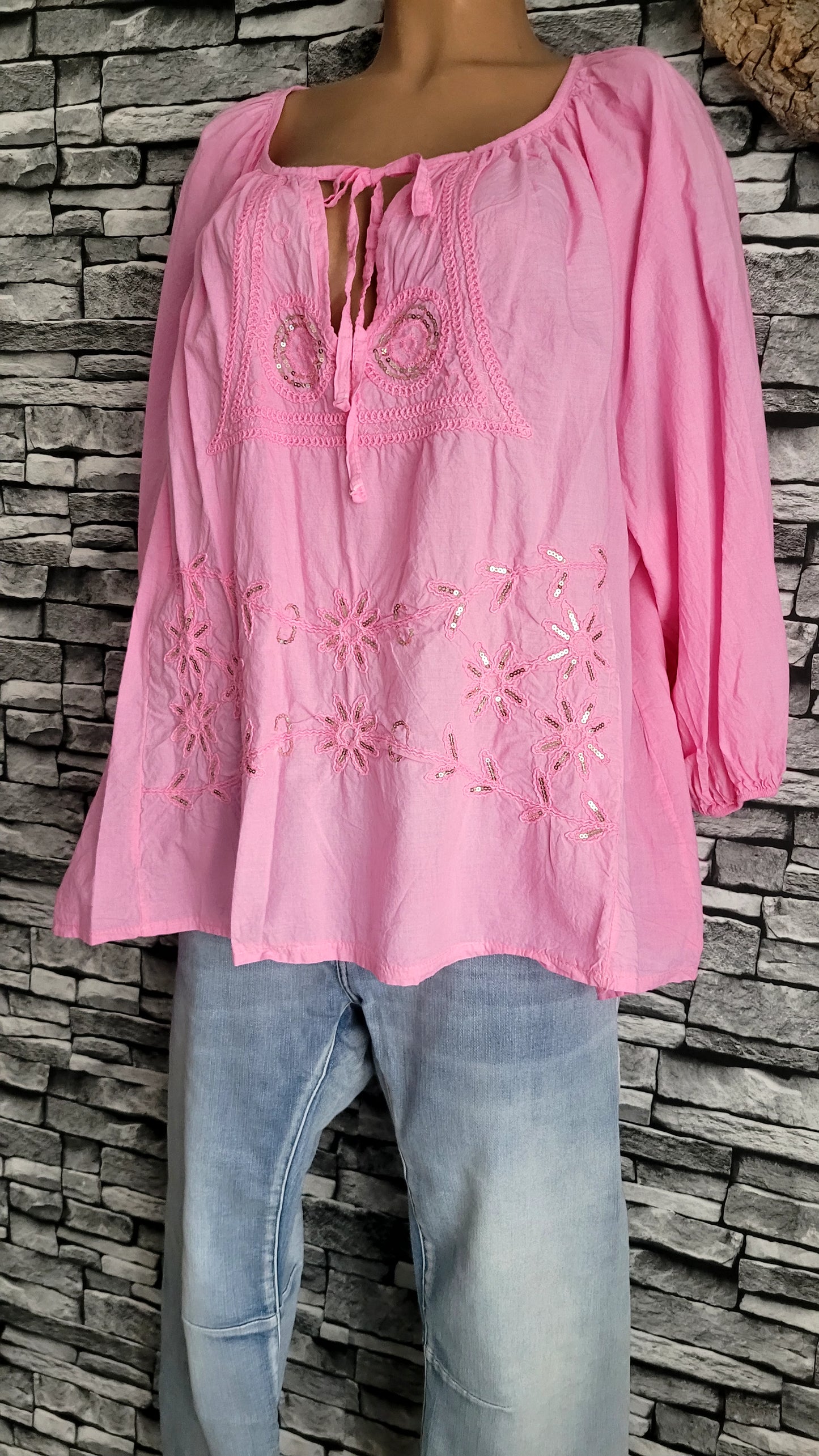 🍒 Blouse Bohème à Broderies et Sequins – rose
Style : Boho-chic décontracté.